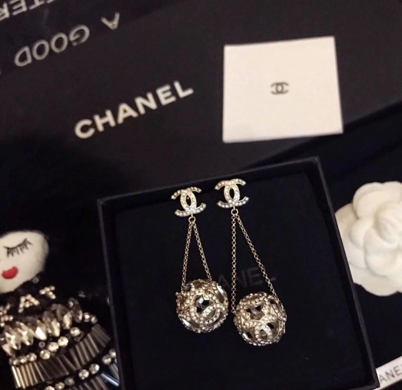 Chanel Earrings Snug 231190