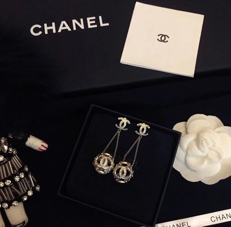 Chanel Earrings Snug 231190