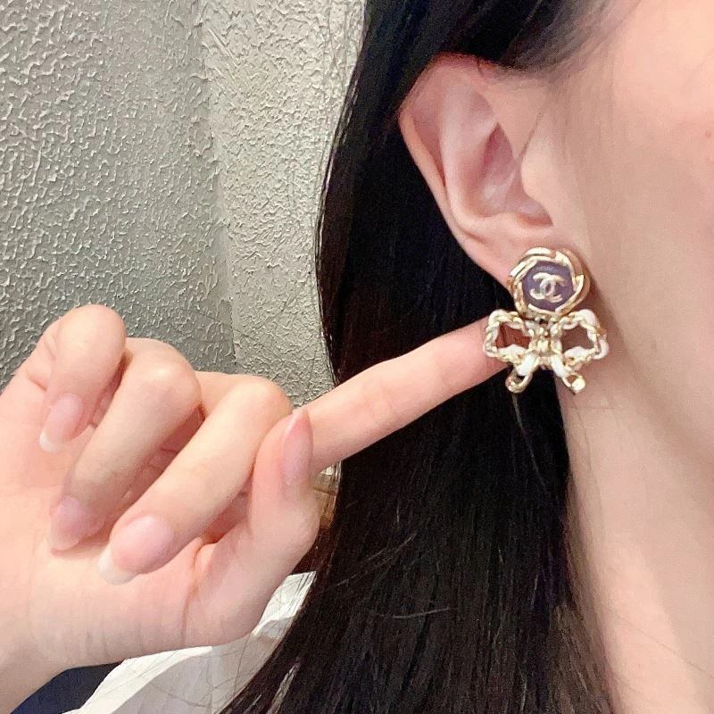 Sophisticated Chanel Earrings 231294