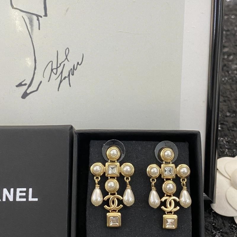 Compact Chanel Earrings 231098
