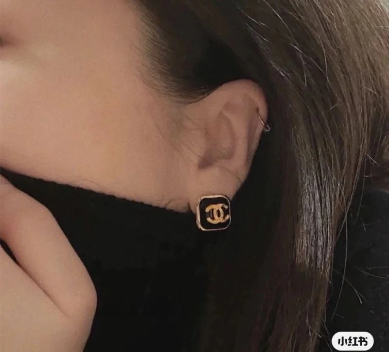 Chanel Earrings Comfortable 231058
