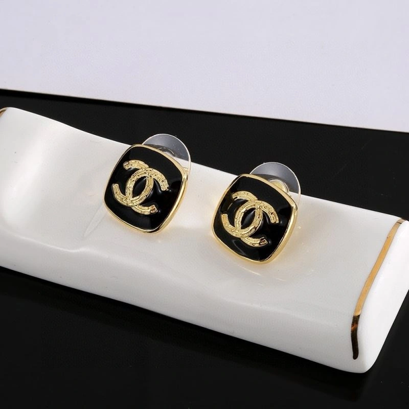Chanel Earrings Comfortable 231058