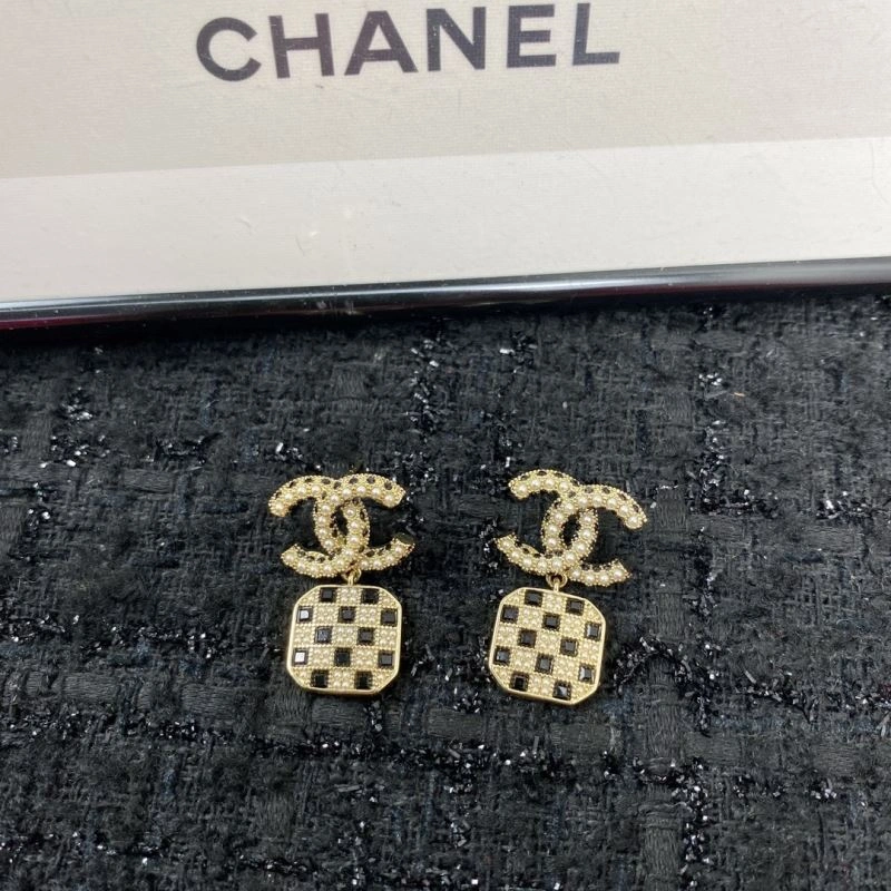 Compact Chanel Earrings 230565