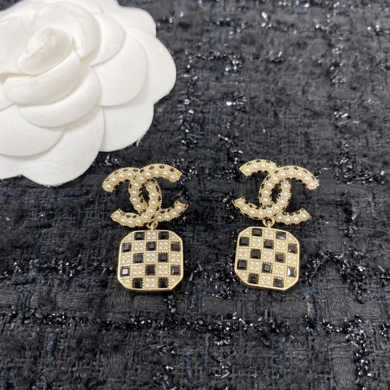 Compact Chanel Earrings 230565