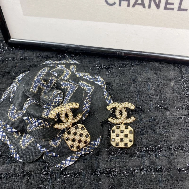 Compact Chanel Earrings 230565