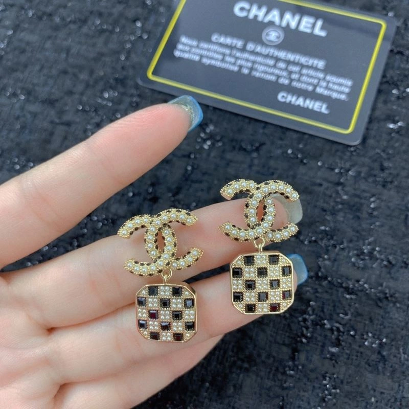 Compact Chanel Earrings 230565