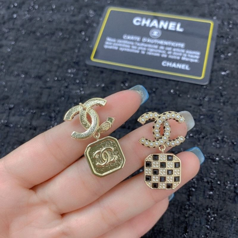 Compact Chanel Earrings 230565