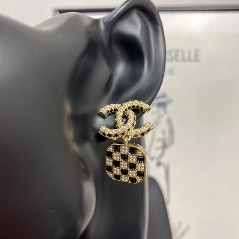 Compact Chanel Earrings 230565