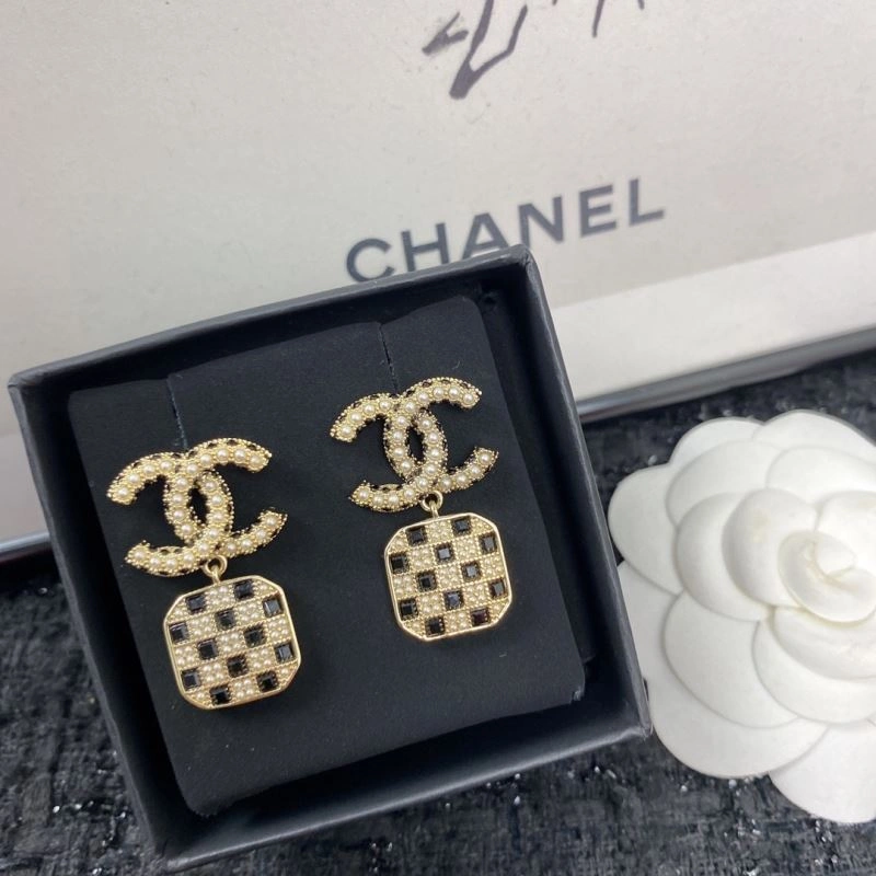 Compact Chanel Earrings 230565