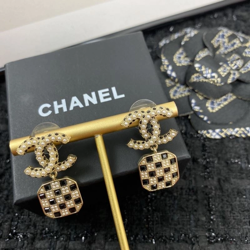 Compact Chanel Earrings 230565