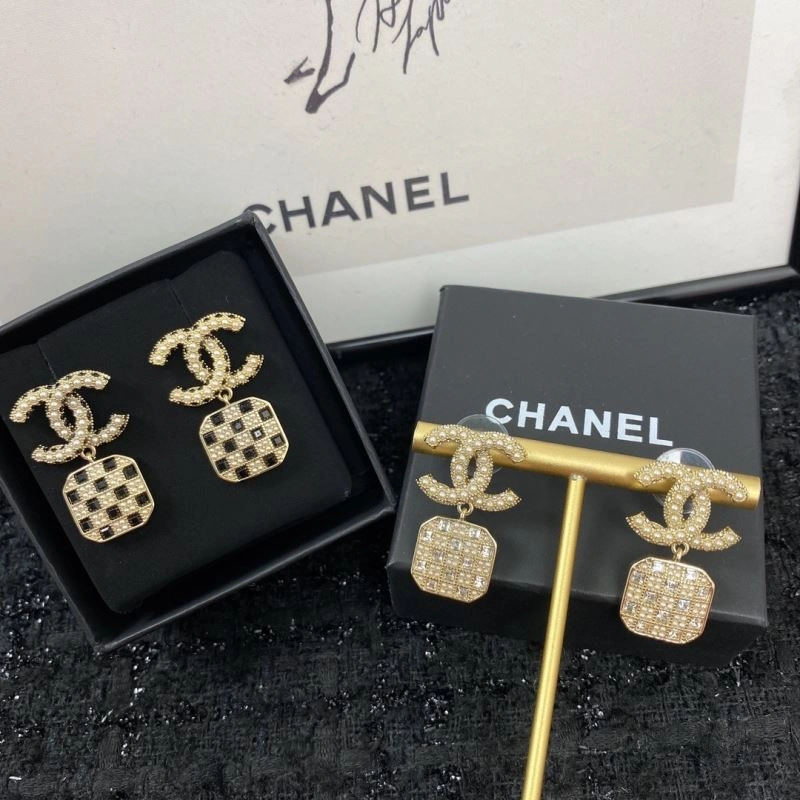 Compact Chanel Earrings 230565