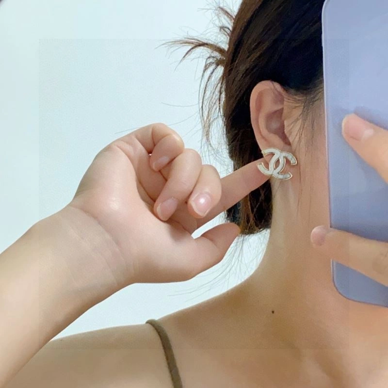 EyeCatching Chanel Earrings 232310