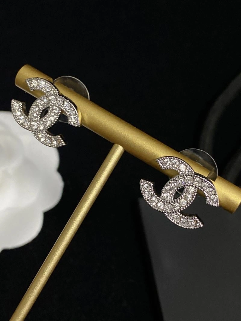 Lightweight Chanel Earrings 232301