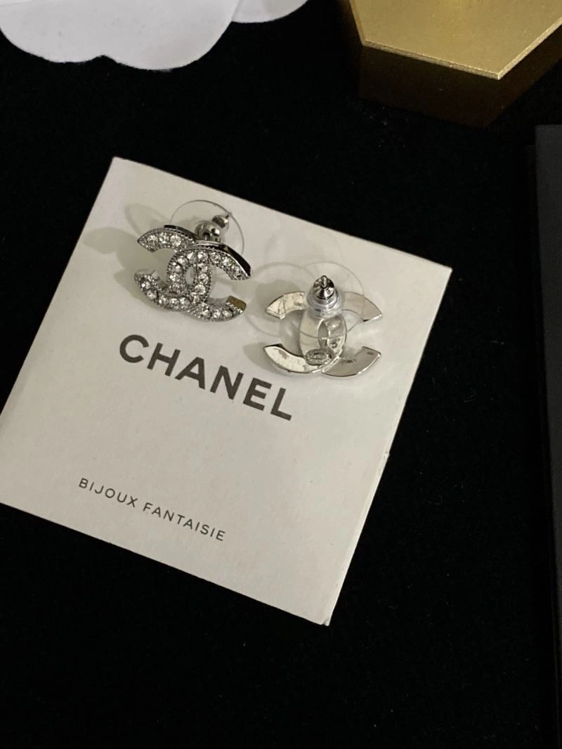 Lightweight Chanel Earrings 232301