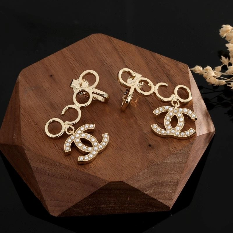 Comfortable Chanel Earrings 232263