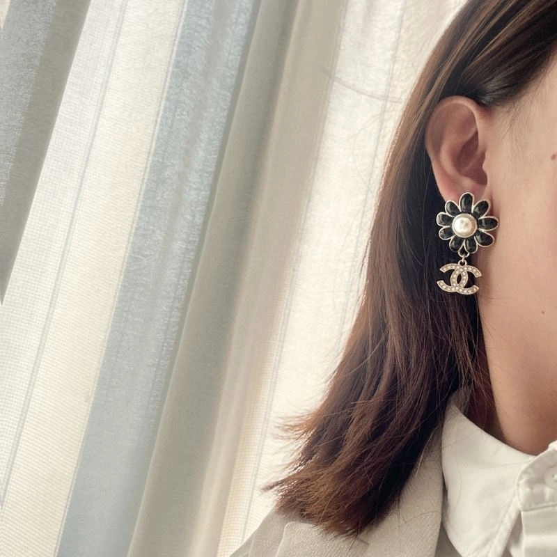 Minimalist Chanel Earrings 232264