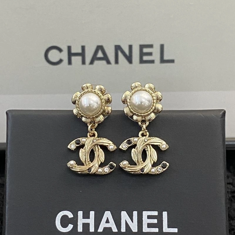 Lightweight Chanel Earrings 232245