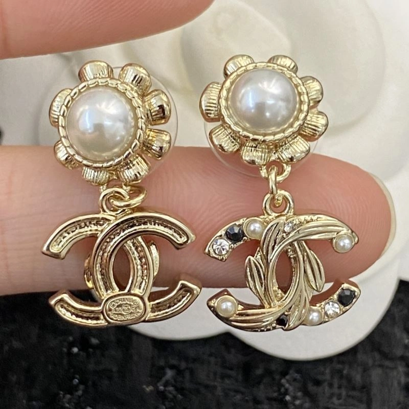Lightweight Chanel Earrings 232245