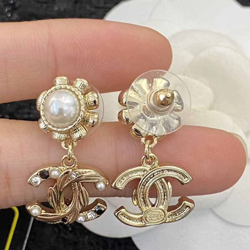Lightweight Chanel Earrings 232245