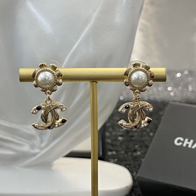 Lightweight Chanel Earrings 232245