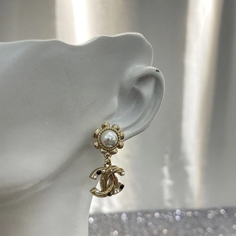 Lightweight Chanel Earrings 232245