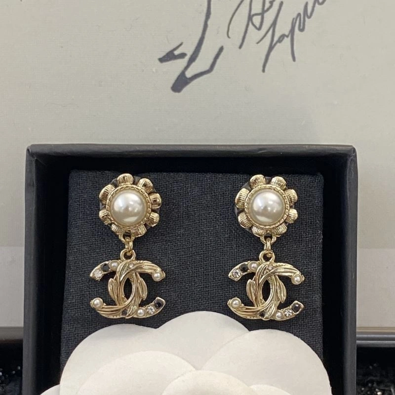Lightweight Chanel Earrings 232245