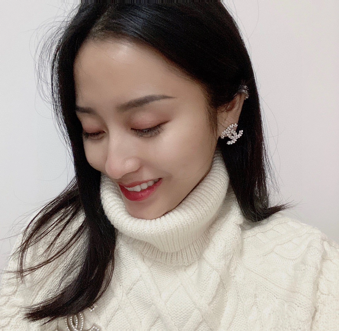 Sophisticated Chanel Earrings 232171