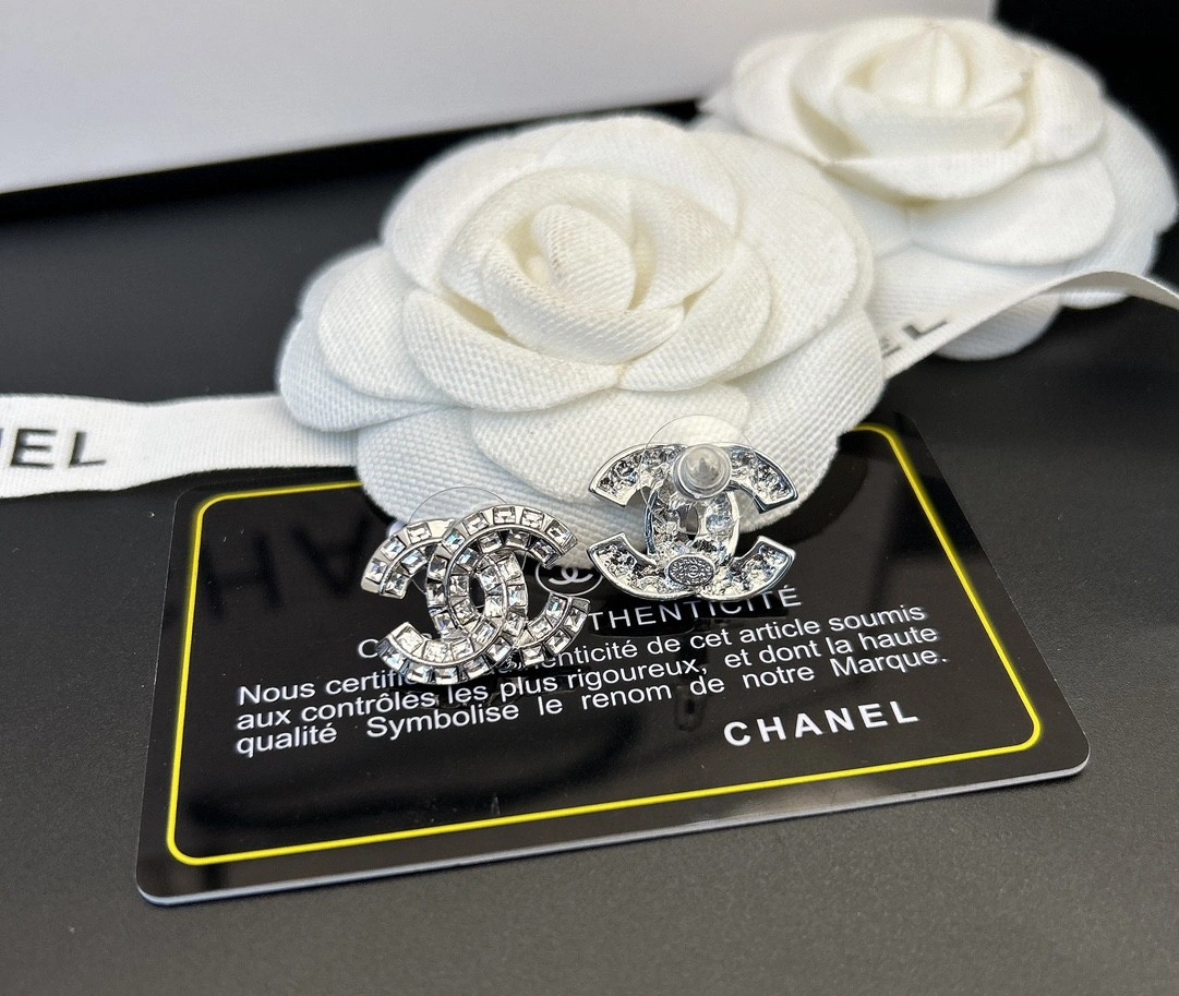 Sophisticated Chanel Earrings 232171