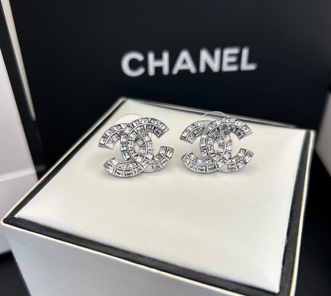 Sophisticated Chanel Earrings 232171