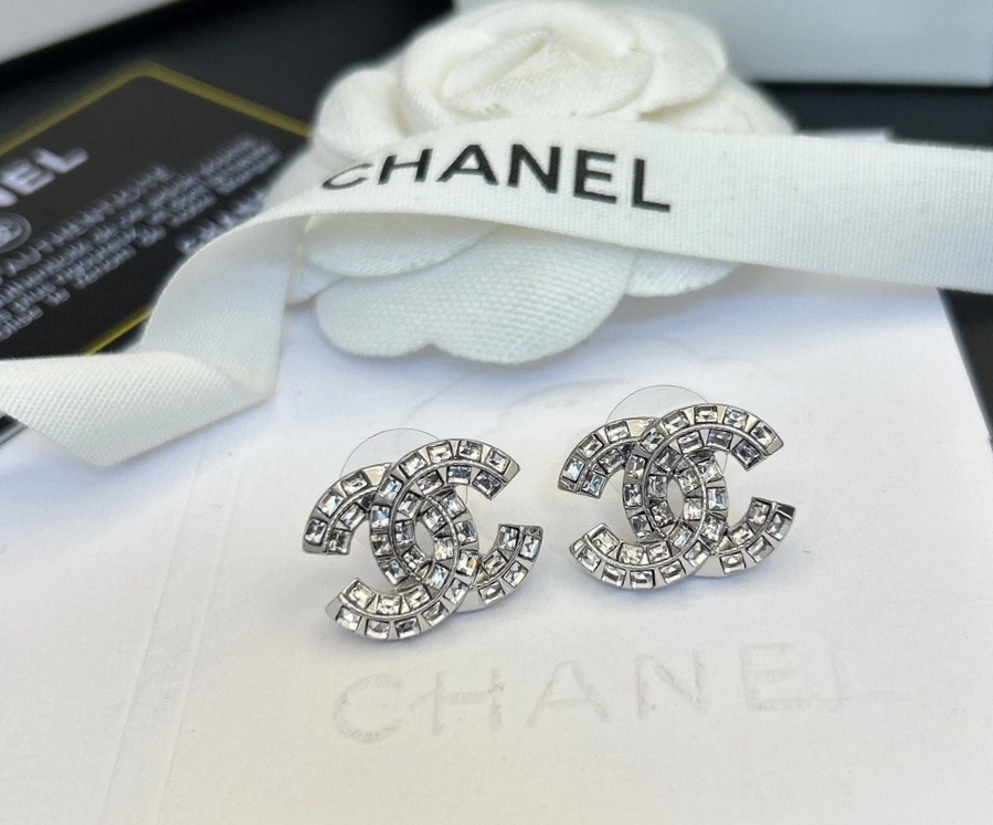 Sophisticated Chanel Earrings 232171