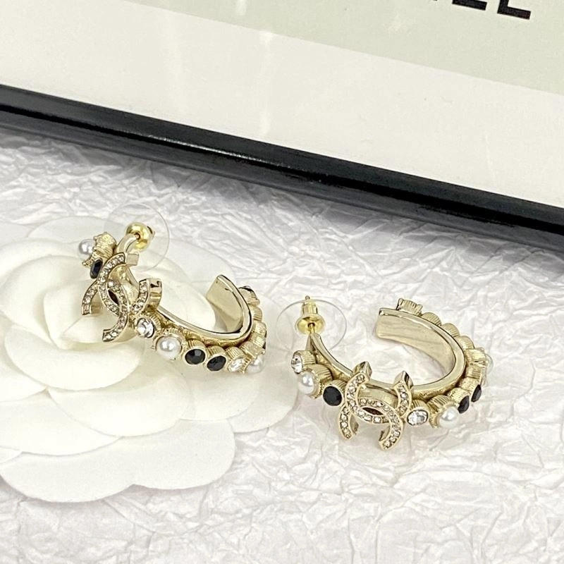 EyeCatching Chanel Earrings 231839