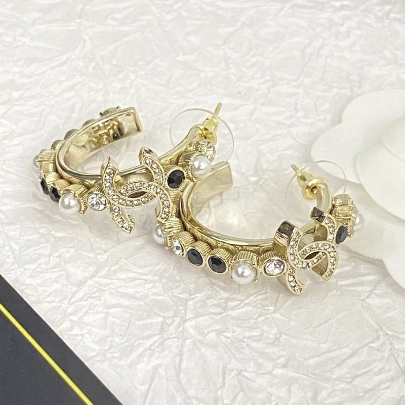 EyeCatching Chanel Earrings 231839