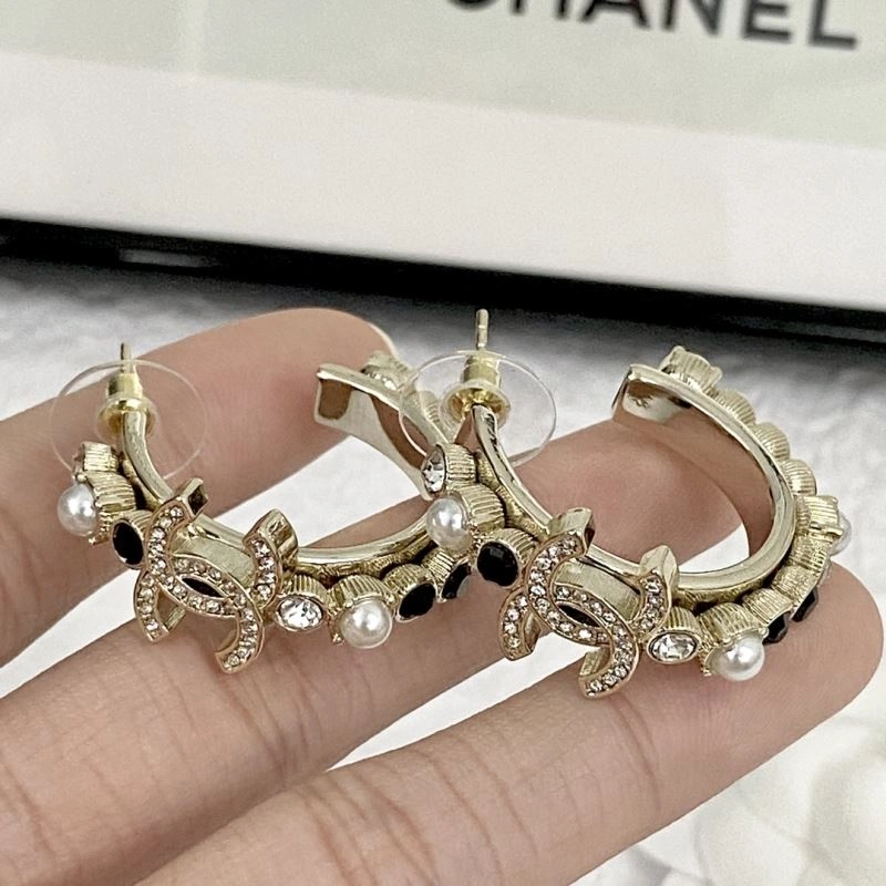EyeCatching Chanel Earrings 231839