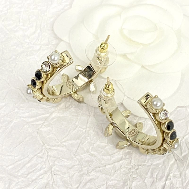 EyeCatching Chanel Earrings 231839