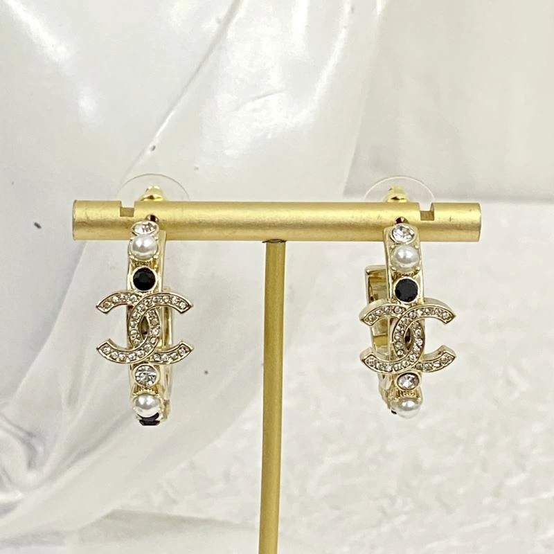 EyeCatching Chanel Earrings 231839