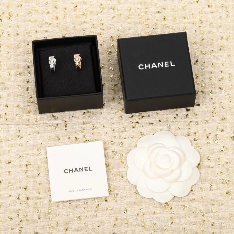 Chanel Earrings Practical 231821