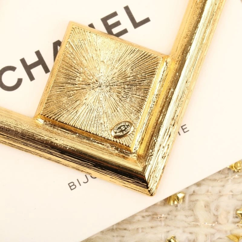 Elegant Chanel Earrings 231815