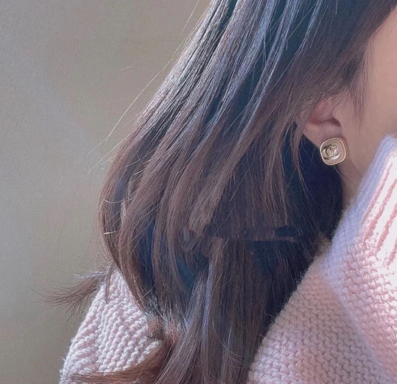 Supportive Chanel Earrings 231810