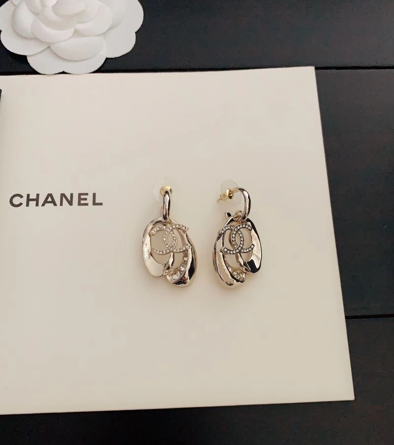 Chic Chanel Earrings 231736