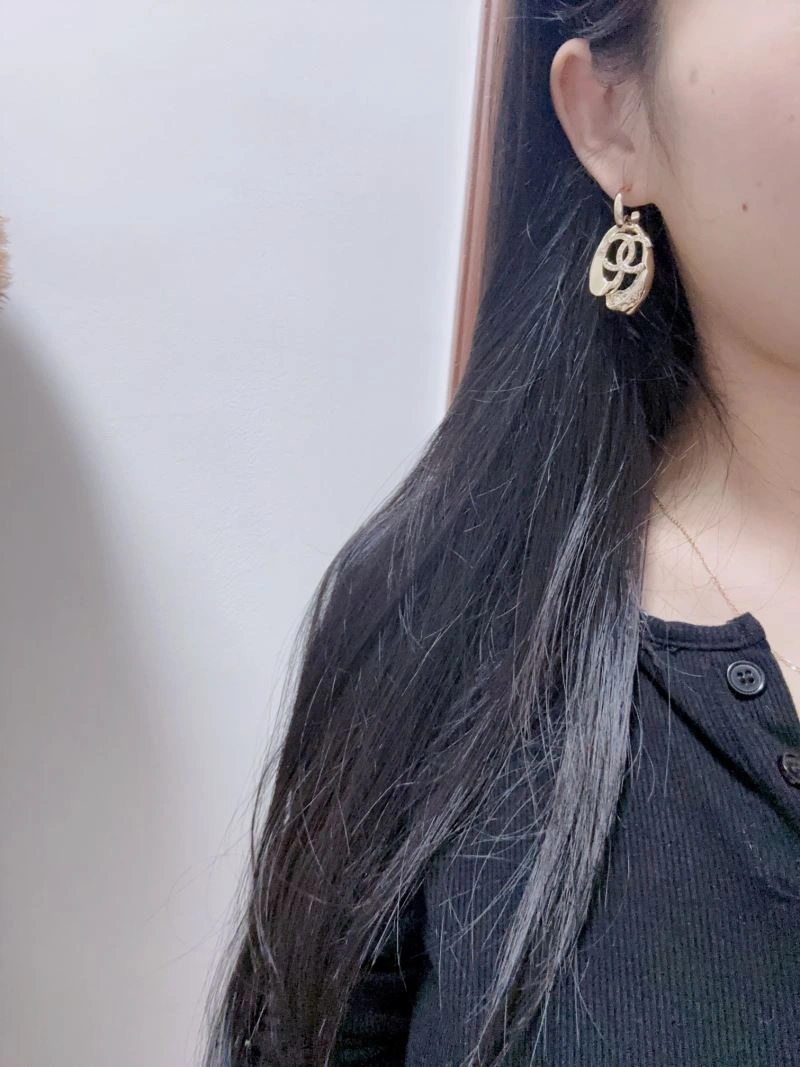 Chic Chanel Earrings 231736