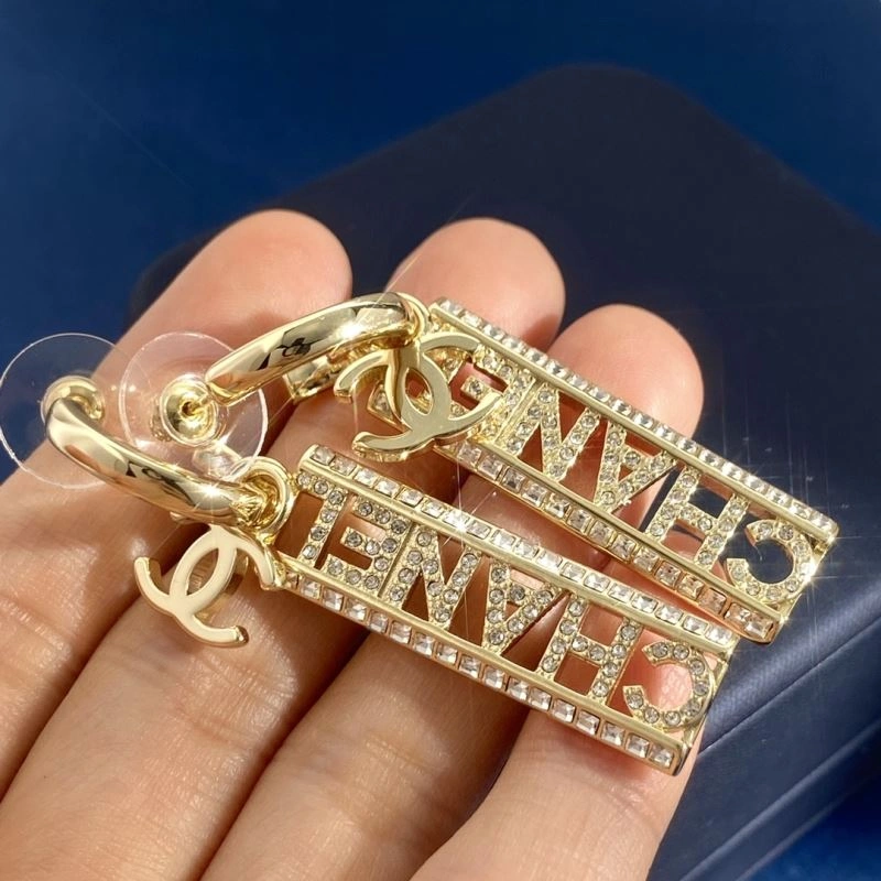 Chanel Earrings Versatile 231662