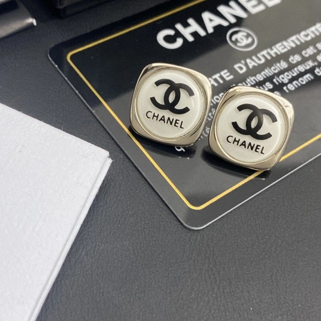 Comfortable Chanel Earrings 231652