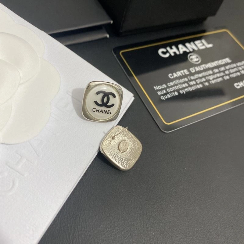 Comfortable Chanel Earrings 231652