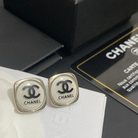 Comfortable Chanel Earrings 231652