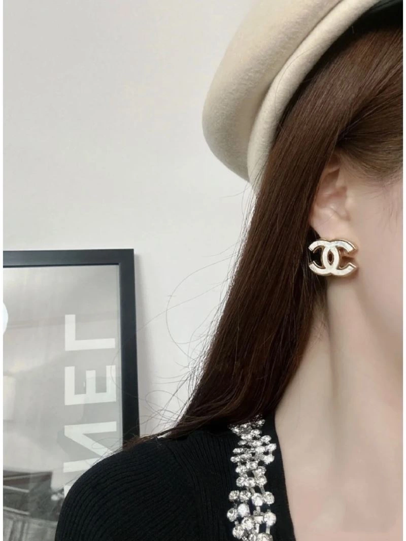 Chanel Earrings Versatile 231673