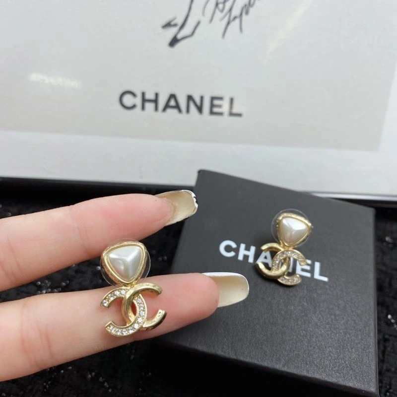Comfortable Chanel Earrings 230248