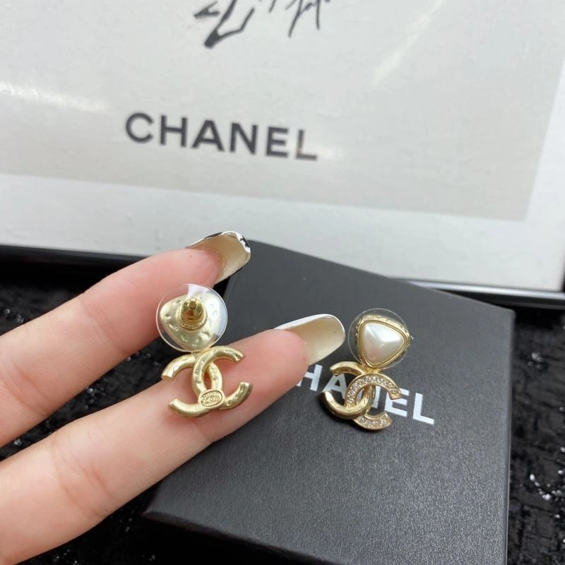 Comfortable Chanel Earrings 230248