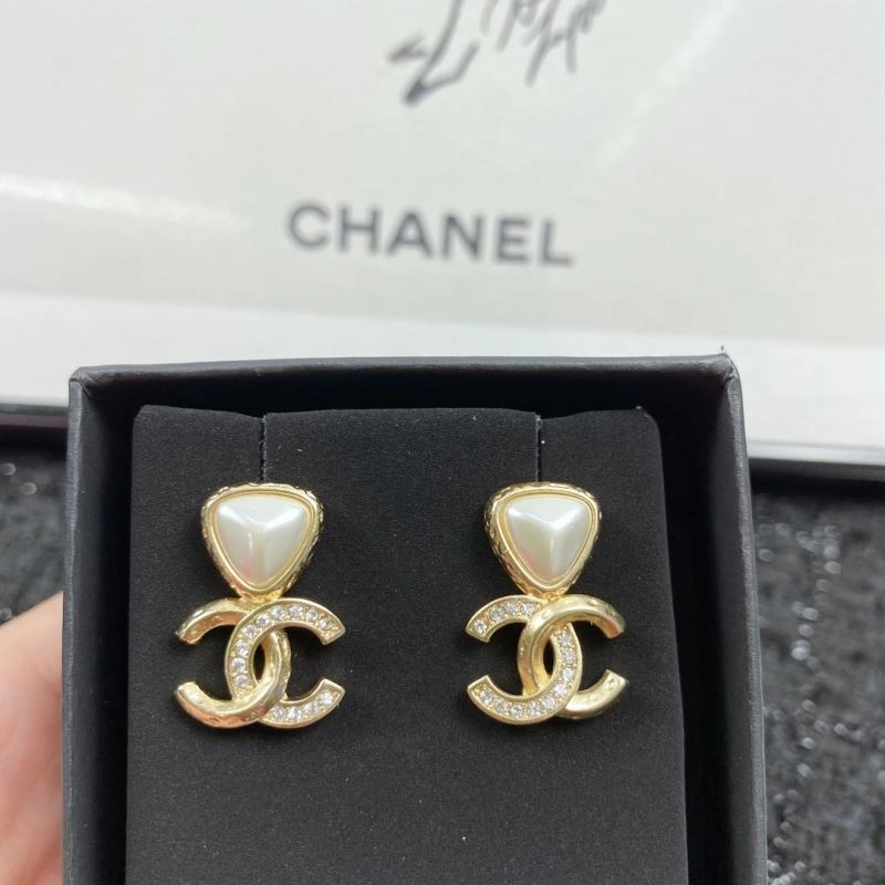 Comfortable Chanel Earrings 230248