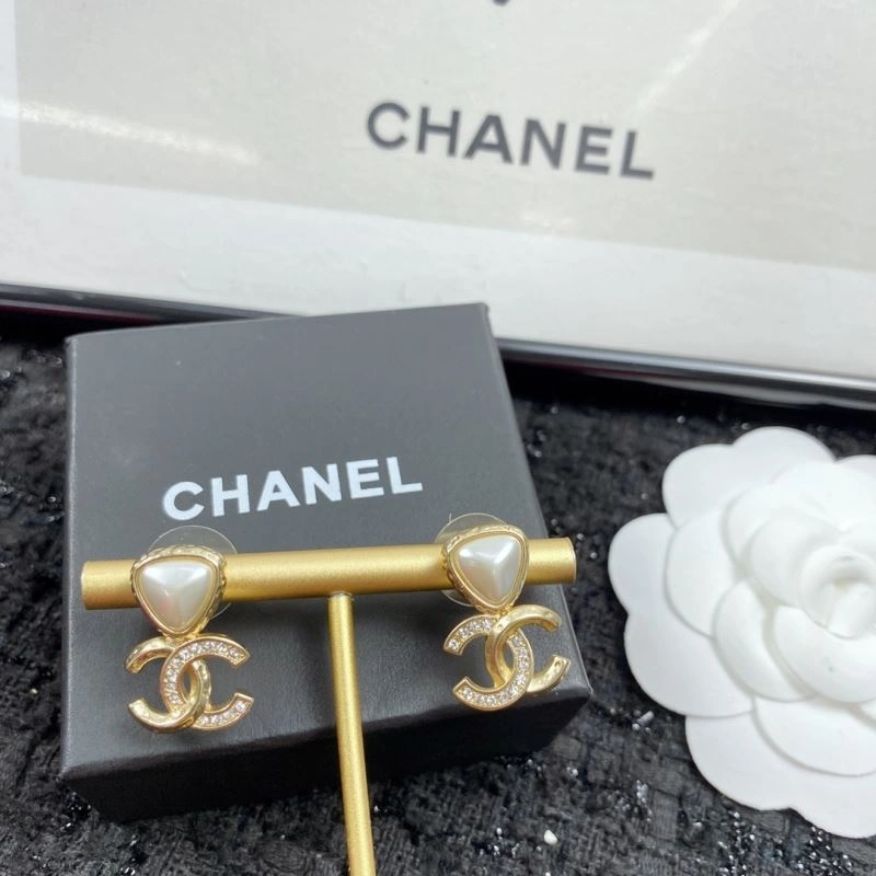 Comfortable Chanel Earrings 230248