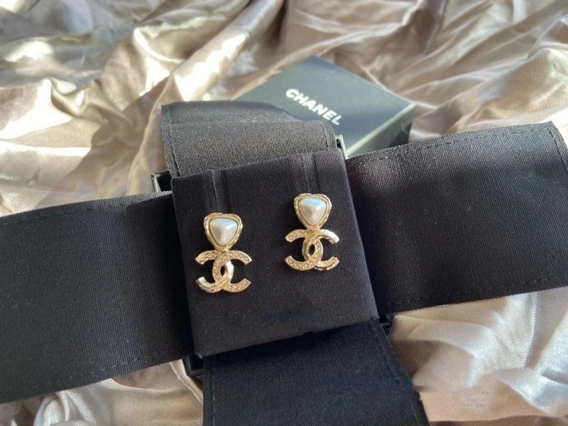 Comfortable Chanel Earrings 230248